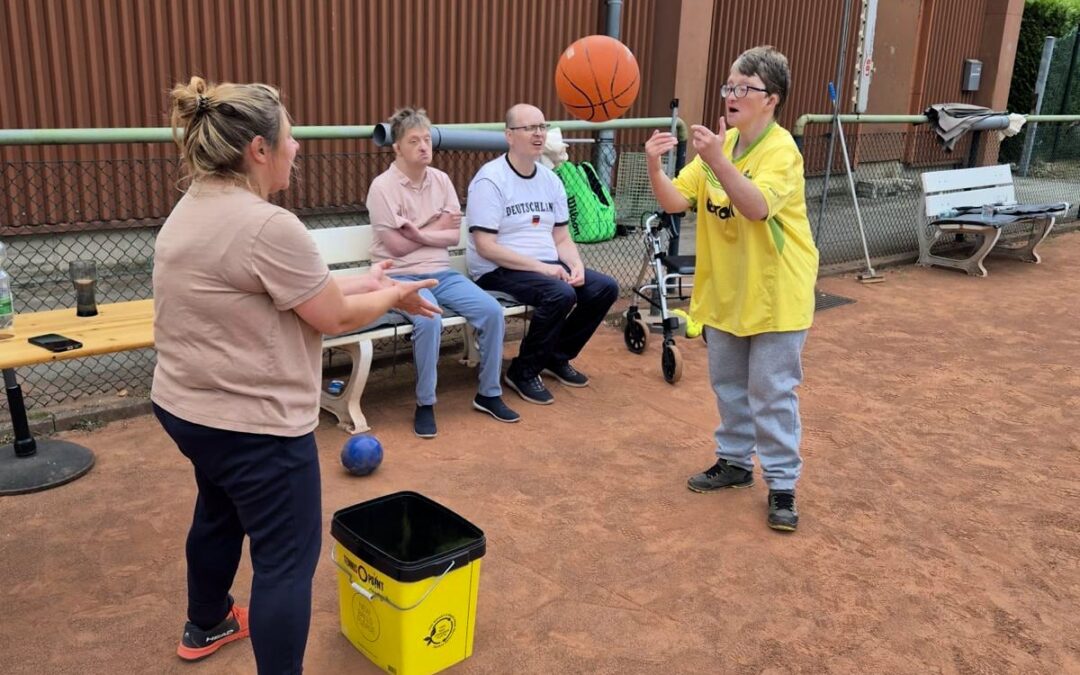 Projektwoche „Sport, Spiel und Spaß“: Wohngruppe Rahestraße zu Gast beim TC Blau-Gold Ibbenbüren