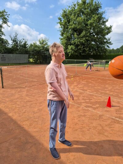 Projektwoche „Sport, Spiel und Spaß“: Wohngruppe Rahestraße zu Gast beim TC Blau-Gold Ibbenbüren