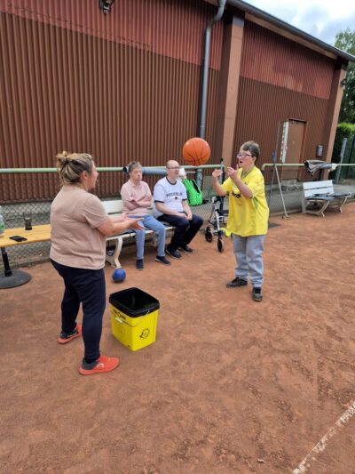 Projektwoche „Sport, Spiel und Spaß“: Wohngruppe Rahestraße zu Gast beim TC Blau-Gold Ibbenbüren